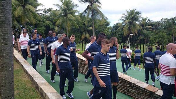 Aujourd'hui petit décrassage pour tous les joueurs. 
On s'est baladé à côté du stade.
N'oubliez pas de soutenir l#EDF
