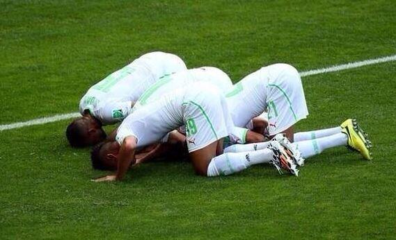 اللقطة الاروع في كأس العالم سجود شكر لله من لاعبي منتخب #الجزائر   BqwmuCdCAAAq64I