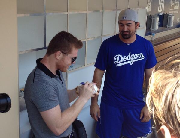 Saúl 'Canelo' Álvarez y Adrián González, entonces jugador de los Dodgers de Los Ángeles en la MLB