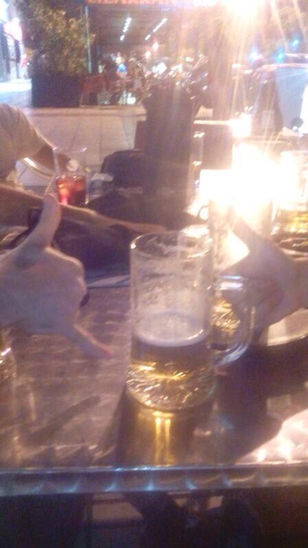Merents's tweet photo. Aquí de rentadita con la cervecita #Compens http://t.co/t2SsbHVgED