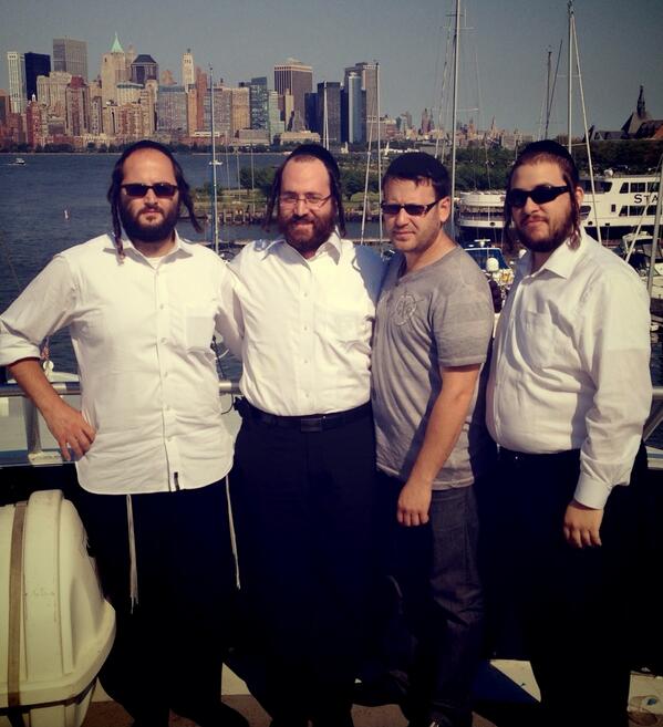 JewishMusicLive's tweet image. “@TheFreilachBand: #RockingTheBoat with @kingmbd, @AVerdigerYeedle and @_YoniZ @mendypiano @ShlomeBass #GotGroove http://t.co/u97zPjocsM”