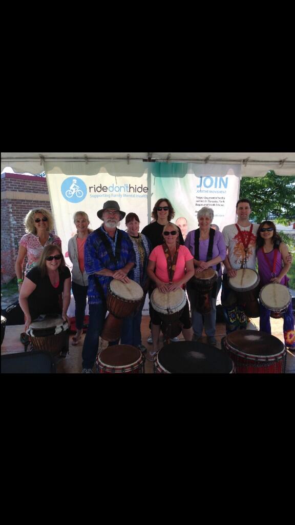 alliakafritz's tweet photo. @YorkRegion @CMHAOntario @shawpercussion Shaw P. and Georgina Drum Circle drummed out the cyclists #greatday#djembe http://t.co/cAMY2HkYSJ