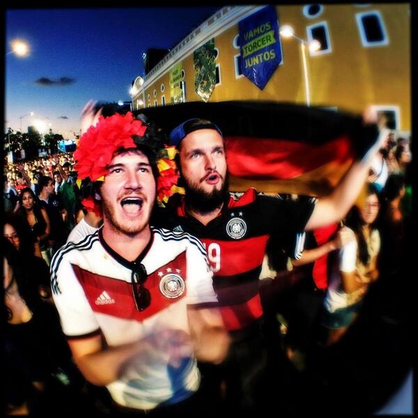 LatidosMundo's tweet photo. Esperando gritar un gol más de su país, sólo uno bastaba. http://t.co/KVNvXN3pu3