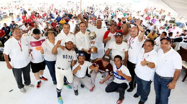 MujeresconPaul's tweet photo. Premió Pdte. @PaulCarrillo2  a ganadores en jornadas deportivas para padres trabajadores del Ayuntamiento. http://t.co/w6wOEo4mXm