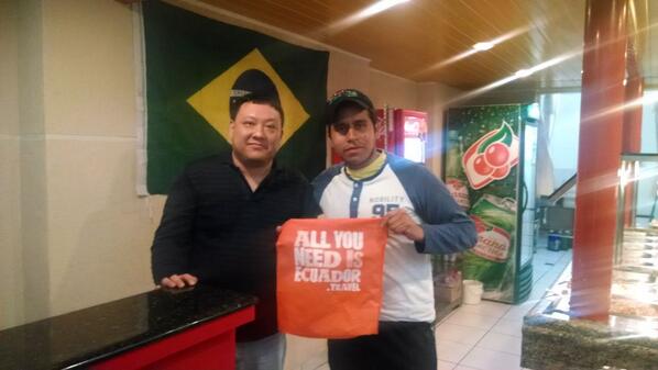 vinizeta's tweet photo. “@XavierQuelal:Juntos como hermanos, con hincha dJapón,indicándole campaña país @vinizeta #EcuadorInBrazil http://t.co/hMV9gSPy3T”Lo máximo!