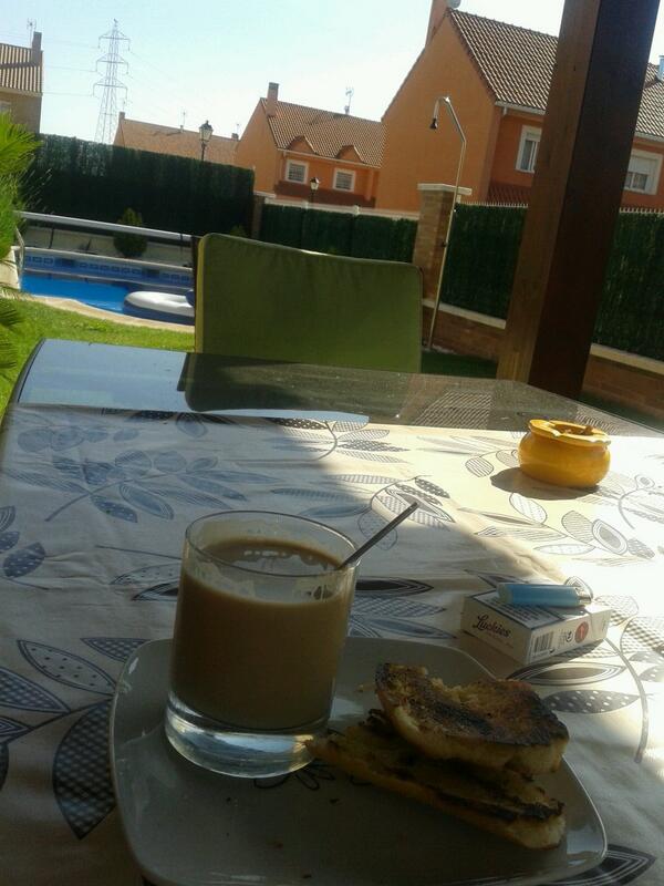 adrianpoke94's tweet photo. Desayuno rikuuuu... y paa laa piscinitaa #Dlujo #Madrid @Edurneeeeeeee http://t.co/aH7kRRxiPO