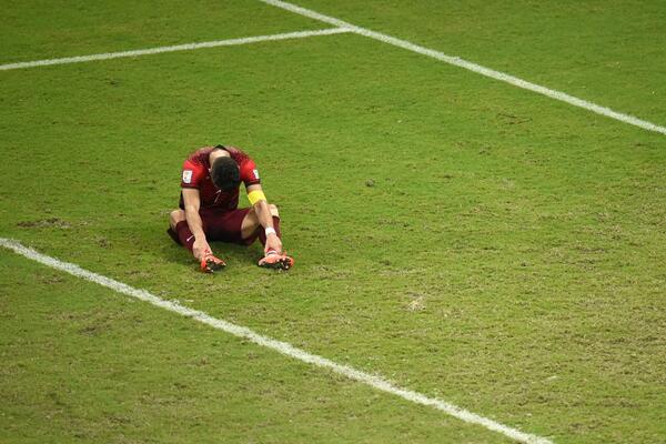 эмоции футболистов. футболист проиграл. футбол проигрыш. швайнштайгер 2014 финал. разочарование в футболе.