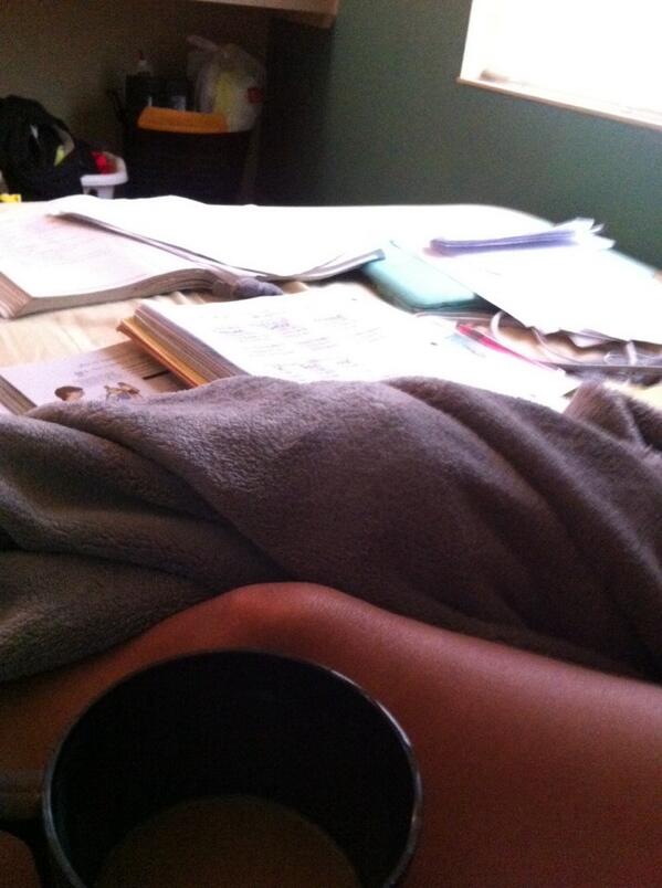 MadelaineSteber's tweet image. Using my bed as a desk ✏️📓 #dualfunctions #efficientworkspace