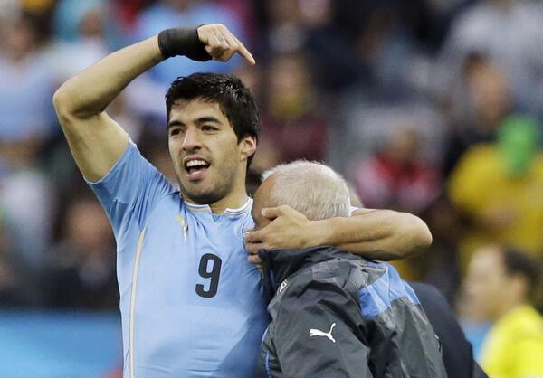 DeportesCuatro's tweet photo. El fisioterapeuta de Uruguay suspendió su tratamiento del cáncer para recuperar a Luis Suárez http://t.co/3tdFeNX6wQ http://t.co/npkWYMqGrc