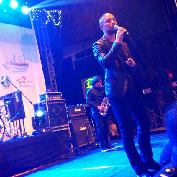 Sedekat ini liat kak @MarcellSiahaans perform di GTB PESTA KULINER 2014 SURABAYA 😊😚😃 <a href="/GoodLifeBCA/">GoodLife BCA</a> <a href="/TemanMarcell/">Teman Marcell</a>