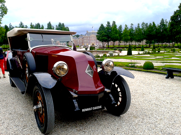 Renault_NL's tweet photo. De #Renault #40CV achter in de tuin van @paleishetloo.
Wat vind jij van deze #klassieker? http://t.co/4kGTNdyEQ3