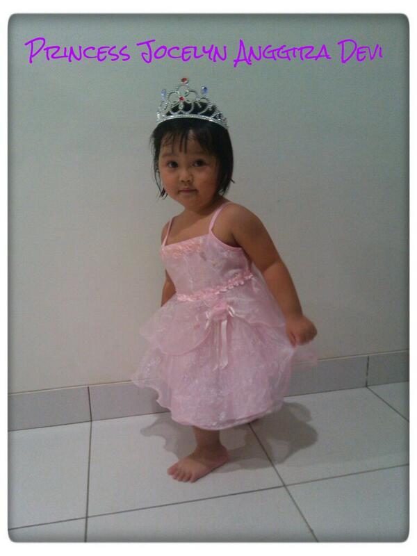 dewiLu's tweet photo. My name is Jocelyn Anggira Devi @CentralParkMall  #SofiaTheFirstCentralPark  #SofiaTheFirstPhotoCompetition http://t.co/XrEjPC0rvu