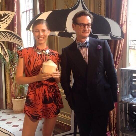 Adoramos: <a href="/kathakaminski/">Katharina Kaminski</a> con <a href="/hamishbowles/">Hamish Bowles</a> en la presentación de @Osklen Praia en París #HauteCouture