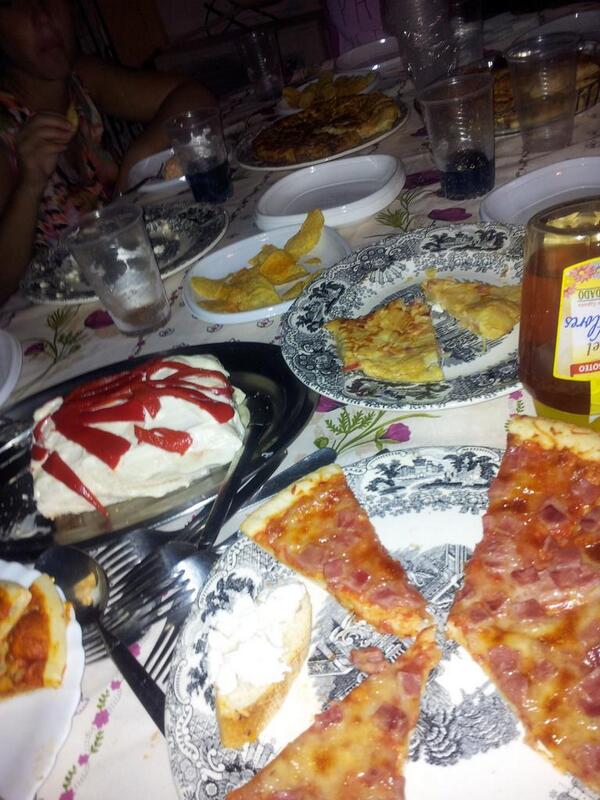GemitaTorresGle's tweet photo. Una cenita más en el patio de Lu!! @LuciaFerGo  @Raqruisos @Dani_CF92 @LuledeCai @paulacres3 http://t.co/8UfXscsarr