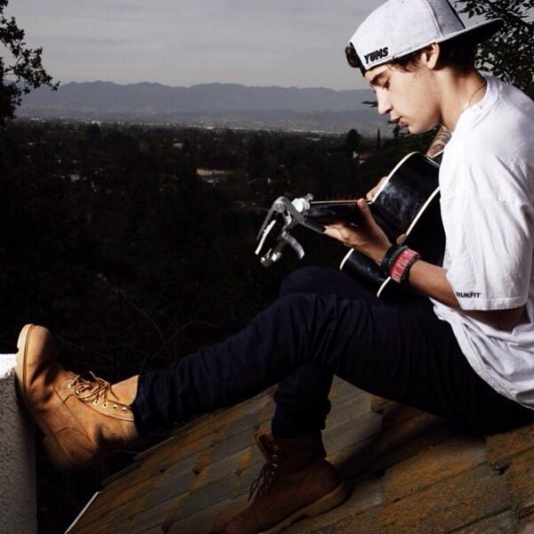 Sncpbacks's tweet image. Guitar is lyfe