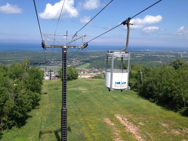 Georgian_Bay's tweet image. Nothing but blue skies RT@CarolynBHeller Lovely day to ride the open-air gondola @BlueMtnVillage. #visitgeorgianbay