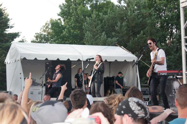 aTasteofMN's tweet image. .@Halestorm @LZZYHALE Killing it!! #Taste2014