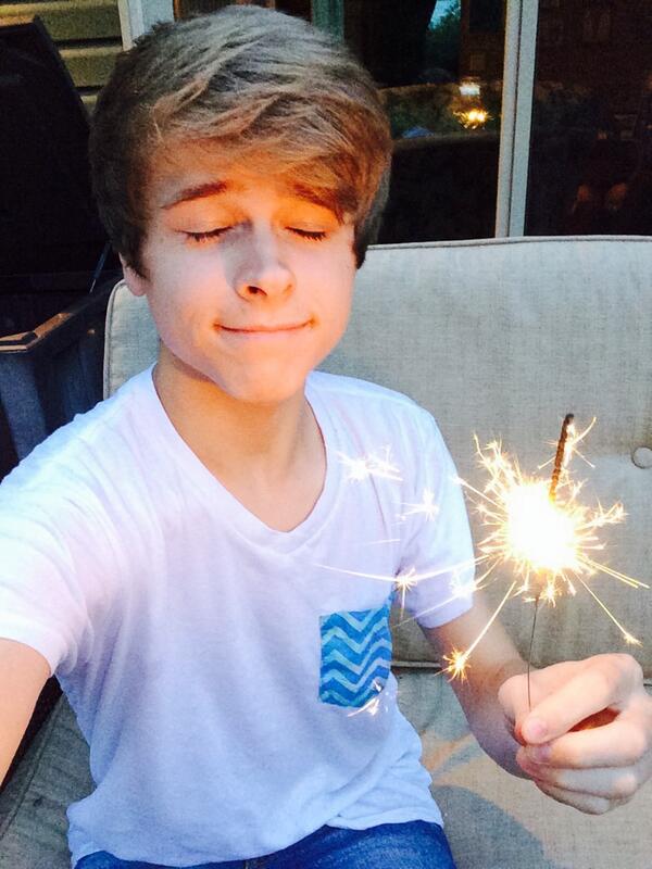 LukeKorns's tweet photo. HERES THE SELFIE I TOOK THEN I OPENED MY EYES AND BAMMMM the end http://t.co/n9AmlSapGb