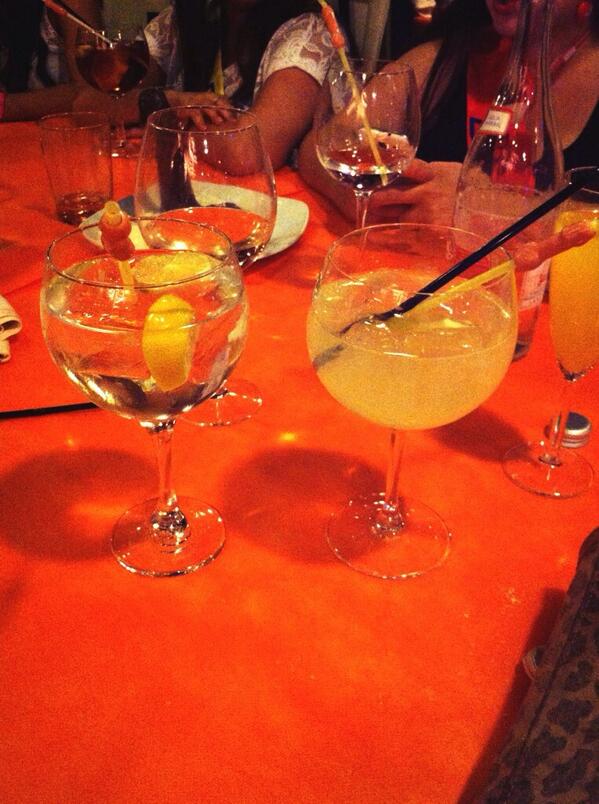 arancha612's tweet photo. Copaza con mi churrita...!! 😊🎉💃🍹@estherrioangulo http://t.co/nG52Hvnwoy