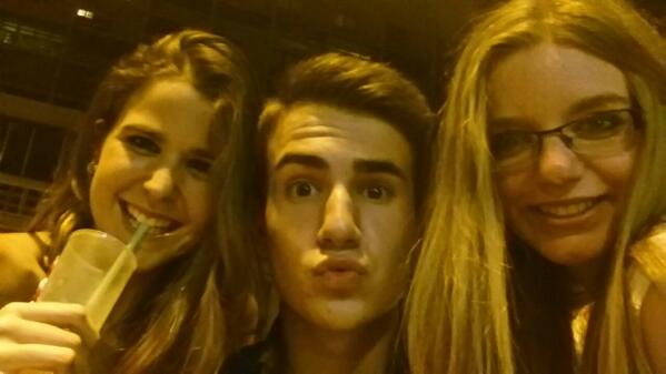 carlos_julio_se's tweet photo. Con las primas mas guapas http://t.co/5cQj09pSaS