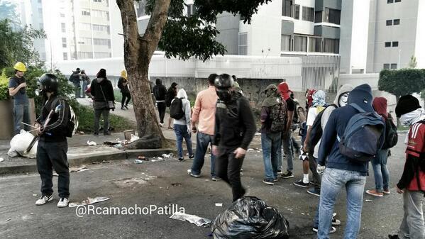 AnonymousVene10's tweet photo. #5JL 5:47 pm Continúan manifestantes Terrazas del Avila  vía @RCamachoPatilla http://t.co/UZASkWFzG2