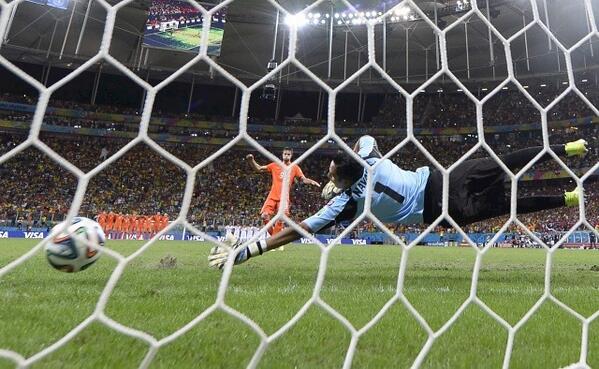RNEdeportes's tweet photo. #NEDvsCRC ¡Emoción hasta el final en el Arena Fonte Nova! ¡#CRC Ha fallado dos penalties!  ¡Enhorabuena #NED! http://t.co/J8FJhsLFGm