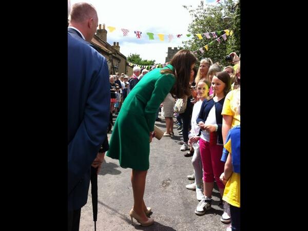 Fairycakes_co's tweet photo. My daughter meets #DuchessofCambridge @WestTanfield @letouryorkshire @letour http://t.co/JAZn9JdKP7