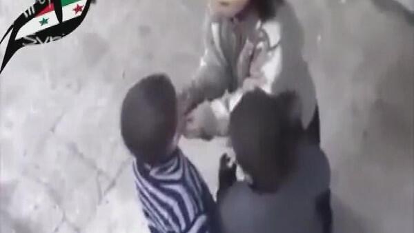 AlArabiya_Eng's tweet photo. Sad #video: #Syria #children take turns to share a small bite http://t.co/tJdXVapTVO http://t.co/dj57lXShqH