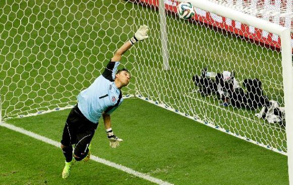 alpiedeldeporte's tweet photo. El tico Keylor Navas se despide del Mundial con un 90,9% de efectividad en sus paradas http://t.co/24ZOrYVJKV http://t.co/jvcGurSJLR