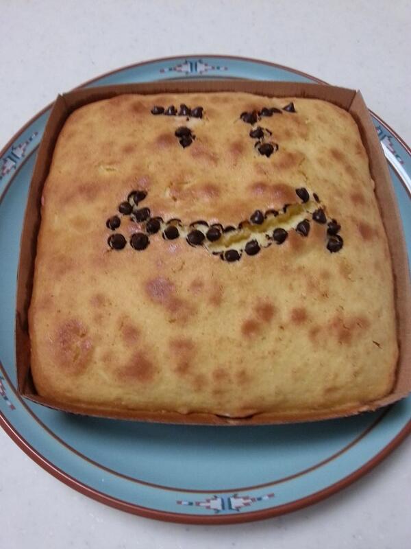 takaerigoemon's tweet photo. 久しぶりのパウンドケーキ。チョコで顔作ったのはだ～れ？ http://t.co/Aqtq5325SE