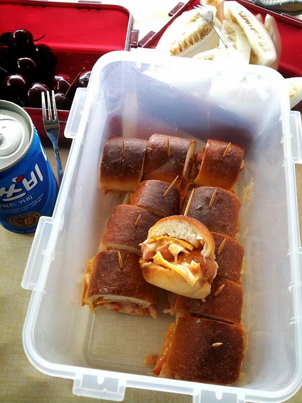 참~! 드세요~ㅎ

오늘은 마님께서 미니 핫도그로 준비 하셨네요~^^