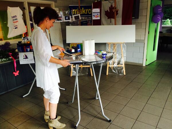 oosterhoutsamen's tweet image. @Petra4art bereid zich voor om samen met de survivors een groot schilderij te maken vandaag. #samenloop100