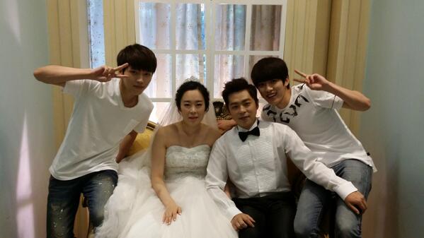 Seongyeol1991's tweet photo. 대박!!!!!!!!!!!!!!!!!!
정렬맨의 결혼을 보게될줄이야!!
편의점 간다고 혼낸게 엊그제 같은데
오래오래 검은머리 파뿌리될때까지 행복하세요♡♡
멋있다ㅜㅜㅜㅜㅜㅠ다들 축복해주세용!!! http://t.co/B5NTXTDGx6