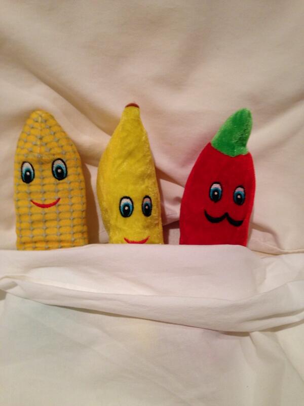 cisforcorn's tweet photo. Goodnight from the Food Friends.🌽🍌🍆 http://t.co/WNgr73l6Hu