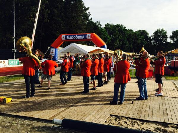 oosterhoutsamen's tweet image. Het is zondag 07.45 uur en Staamp komt de Samenloop &apos;wakker&apos; blazen. #samenloop100