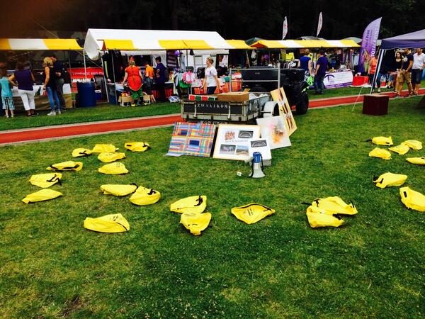 oosterhoutsamen's tweet image. Dadelijk begint de veiling per opbod van een aantal mooie schilderijen op het middenterrein. #samenloop100