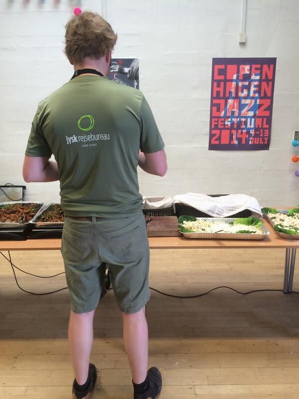 LouiseNors's tweet photo. De frivillige på #cphjazz har festivalens obligatoriske blå t-shirt på.. Men Niels er fra Århus #jyskrejsebureau http://t.co/Pcbd0o1zuY