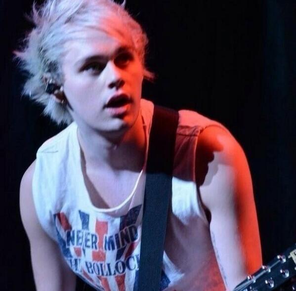 MadelonnV's tweet photo. Just rediscovering twitter. Oh and btw love this @Michael5SOS picture http://t.co/p8qchDiulw
