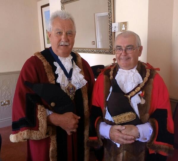 RTHondavehanson's tweet photo. The 730th mayor &amp; deputy of Flint Cllr Paul Cunningham &amp; cllr Terry Renshaw at today's civic service in town-good day http://t.co/peoOdZDoKx