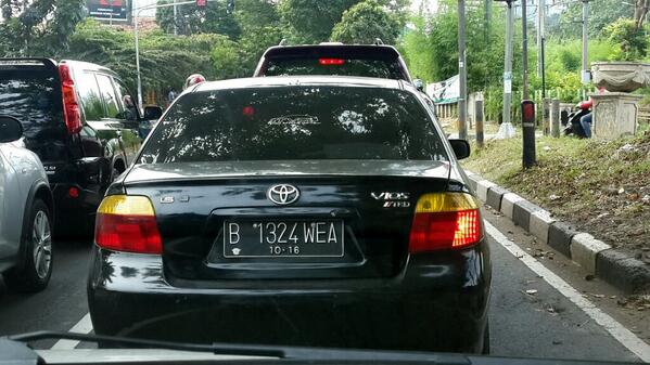 vonzz's tweet photo. Dear mr @TMCPoldaMetro ... ini mobil liwat jalur busway dan pak polisi ga' ngejar wkt dia kaboooor... http://t.co/CEZ92kwSv0