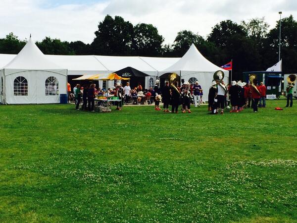 oosterhoutsamen's tweet image. Staamp zorgt voor vrolijkheid en muziek voor De Graaf Logistics tent. Voor de ontbijters. #samenloop100
