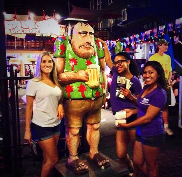 AustinAuger's tweet photo. Fun times in #SanDiego #Harrahs @harrahsresort #DiveDayClub @GrandesignMedia #StreetTeam #GaslampSanDiego http://t.co/DIaeC28zXV
