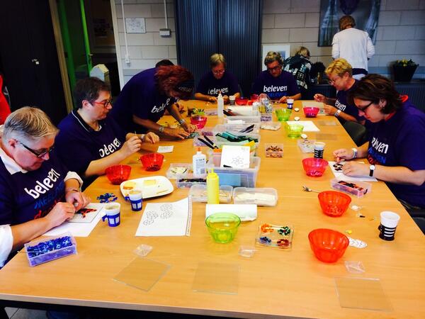 oosterhoutsamen's tweet image. Actiefoto van de survivors aan de slag met mozaïek. Veel creativiteit en plezier. #samenloop100