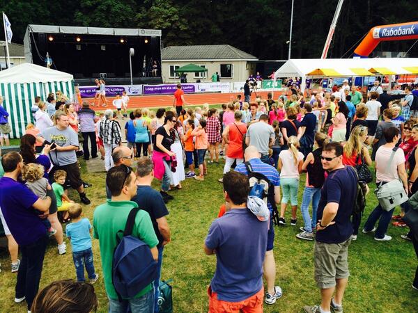 oosterhoutsamen's tweet image. De kinderen verzamelen zich voor het podium, samen met Koos Konijn. #samenloop100