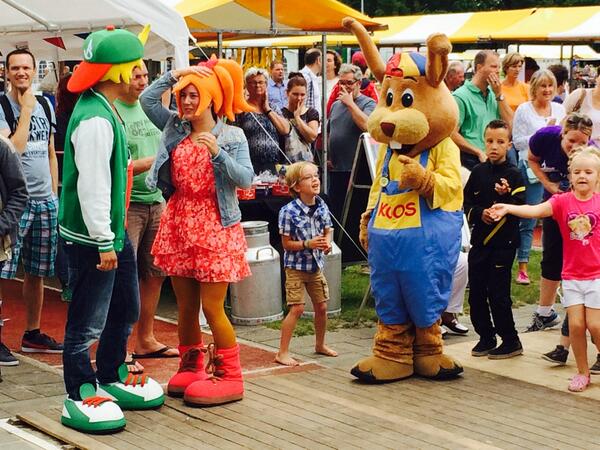 oosterhoutsamen's tweet image. Koos Konijn helpt de kinderen met warm worden en met het uur wandelen op de baan van Scorpio. #samenloop100