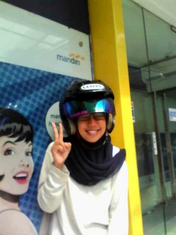 ryocandraa's tweet photo. Ambil uang untuk nikah :D @mandirifiesta #SCARFEST2014 #selfiemandiriatm ATM slamet riyadi depan bsm solo http://t.co/cXJXw0rrW0