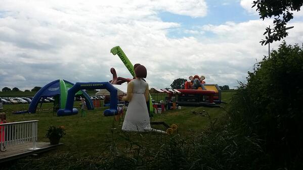 Het #kinderparadijs staat! #springen #hotdogs, #poffertjes, #ijs voor elk #kind wat! Kom je ook buiten spelen?