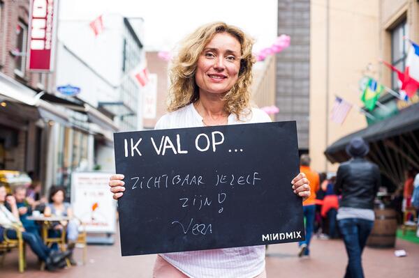 Mooie actie van <a href="/bureauMindMix/">Mind Mix</a> tijdens #rozezaterdag: op wie of wat val jij? Welke eigenschap vind jij belangrijk?
