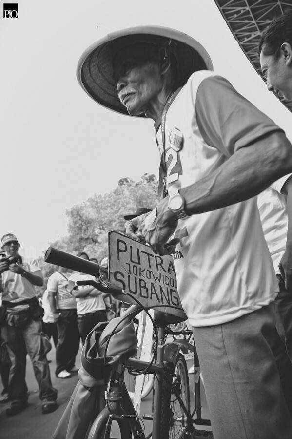 piokharisma's tweet photo. 2. Bersepeda dari Subang demi Jokowi. #KonserSalam2Jari http://t.co/A83Rtq9oFm