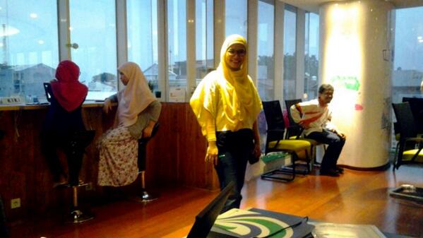 putisafira's tweet photo. Lihat, suasana 1-1 personal consultation @QM_Financial di @CommaID ... nyaman bgt ya. Betah deh curhat #QMPCSyariah http://t.co/8AXf5RP2PZ